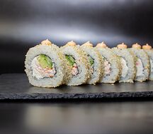Ролл в кунжуте с крабом