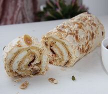 Фисташковый меренговый рулет