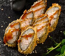 Маки темпура с копченой курицей и сыром