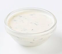 Сметана с чесноком и зеленью