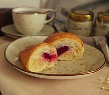Круассан с Малиновым джемом