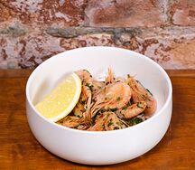 Жареные креветки с чесноком и зеленью 