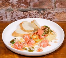 Хумус с лососем и соусом халапеньо