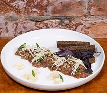 Тартар из телятины с халапеньо и лимонным желе