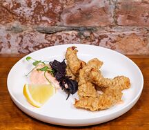 Креветки в кляре с соусом спайси