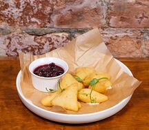 Жареный сыр с клюквенным соусом