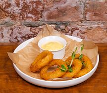 Кольца кальмара с сырным соусом