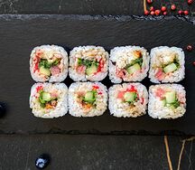 Ролл с угрем, лососем и креветкой со спайси