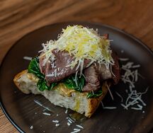 Брускетта с ростбифом, томатами и пармезаном