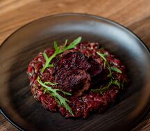 Тартар из говядины со свекольными чипсами