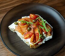 Брускетта с лососем и сливочным сыром