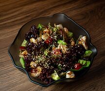 Салат с креветкой, авокадо и томатами черри