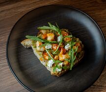 Брускетта с креветкой и гуакамоле