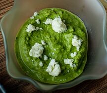 Зеленый хумус с сыром фета