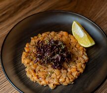 Тартар из лосося с миксом зелени