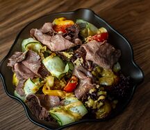 Салат с ростбифом, картофелем бейби и маринованным перцем