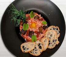 Тартар Говядина с сыром пармезан и трюфелем