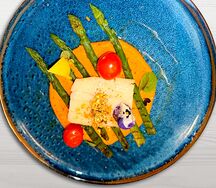 Филе палтуса с соусом ромеско и спаржей