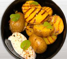 Печеный картофель со сметаной