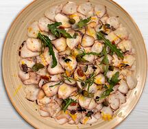 Карпаччо Осьминог, каперсы, юдзу-соус