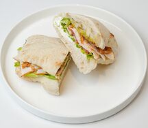 Чиабатта с копченой курицей и соусом песто