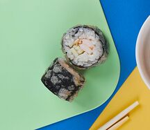 Жареный ролл с креветкой