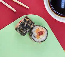 Жареный ролл с лососем