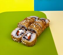 Жареный ролл с креветкой и лососем