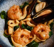 Удон с креветками и мидиями том ям