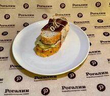 Бутерброд с бужениной и маринованным огурчиком
