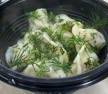 Пельмени cвинo-говяжьи ручной лепки со сметаной