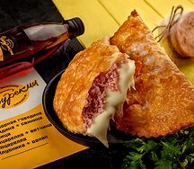 Чебурек с ветчиной и моцареллой