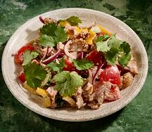 С цыплёнком в ореховой заправкеи овощами