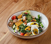 Салат с цыпленком, шпинатом, свежими овощами и яйцом