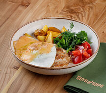 Бифштекс из курицы с картофелем и яйцом