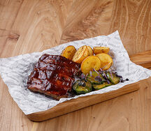 Свиные ребра барбекю с картофелем и битыми огурцами