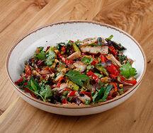 Салат с индейкой и овощами гриль