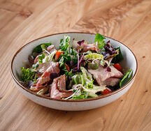 Салат с ростбифом, картофелем и овощами