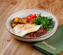 Бифштекс из говядины с картофелем и яйцом