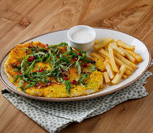 Котлета миланезе с соусом тартар и картофелем фри