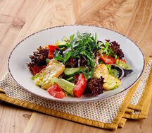 Овощной салат с жареным сыром сулугуни