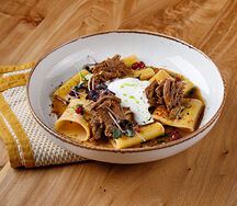 Паста с томленой говядиной под соусом демиглас и перечным соусом