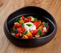 Салат с баклажаном, манго и козьим сыром