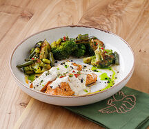 Филе форели с брокколи, стручковой фасолью и сливочным соусом