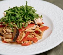 Салат из курицы, маринованных опят и сладкого перцев