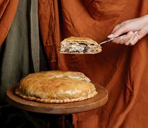 Домашний курник с курицей и грибами, кусочек
