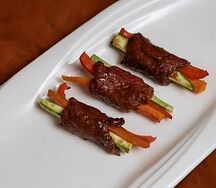 Рулетики из говядины с овощами