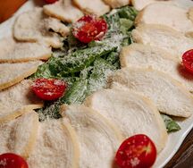 Салат из курицы под соусом цезарь