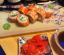 Ролл Калифорния с лососем 