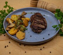 Медальоны из телятины с молодым картофелем 